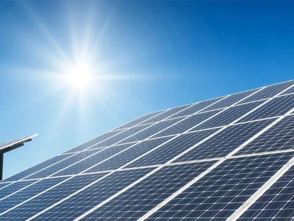 Neoen zasila pierwsze 100 MW 400 MW projektu solarnego w Queensland
